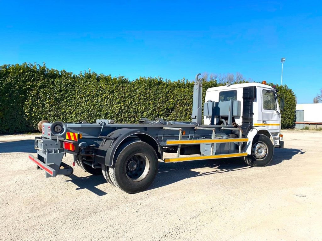 SCANIA H82 SCARRABILE BALESTRATO ANTERIORE E POSTE - Horgos rakodó teherautó: 4 kép. SCANIA H82 SCARRABILE BALESTRATO ANTERIORE E POSTE - Horgos rakodó teherautó: 4 kép.