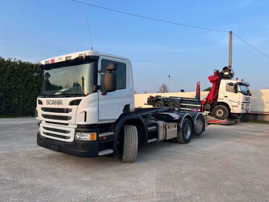 SCANIA P410 SCARRABILE CON RIDUTTORE AI MOZZI - Horgos rakodó teherautó: 1 kép. SCANIA P410 SCARRABILE CON RIDUTTORE AI MOZZI - Horgos rakodó teherautó: 1 kép.