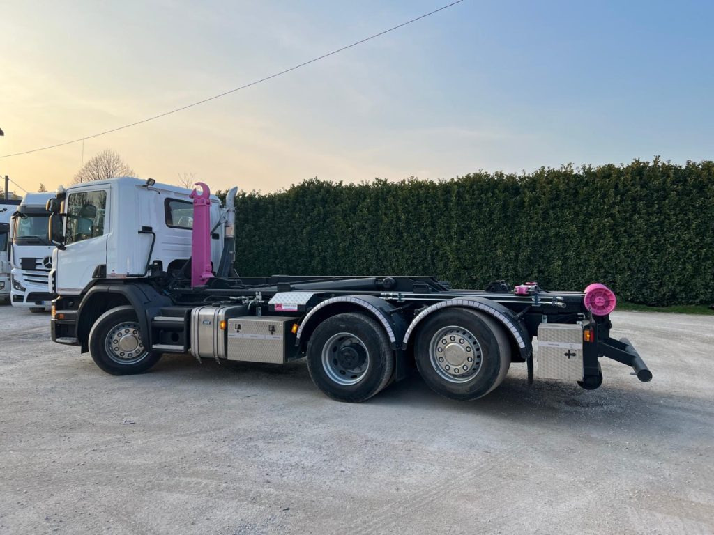 SCANIA P410 SCARRABILE CON RIDUTTORE AI MOZZI - Horgos rakodó teherautó: 3 kép. SCANIA P410 SCARRABILE CON RIDUTTORE AI MOZZI - Horgos rakodó teherautó: 3 kép.
