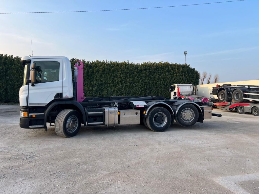 SCANIA P410 SCARRABILE CON RIDUTTORE AI MOZZI - Horgos rakodó teherautó: 2 kép. SCANIA P410 SCARRABILE CON RIDUTTORE AI MOZZI - Horgos rakodó teherautó: 2 kép.