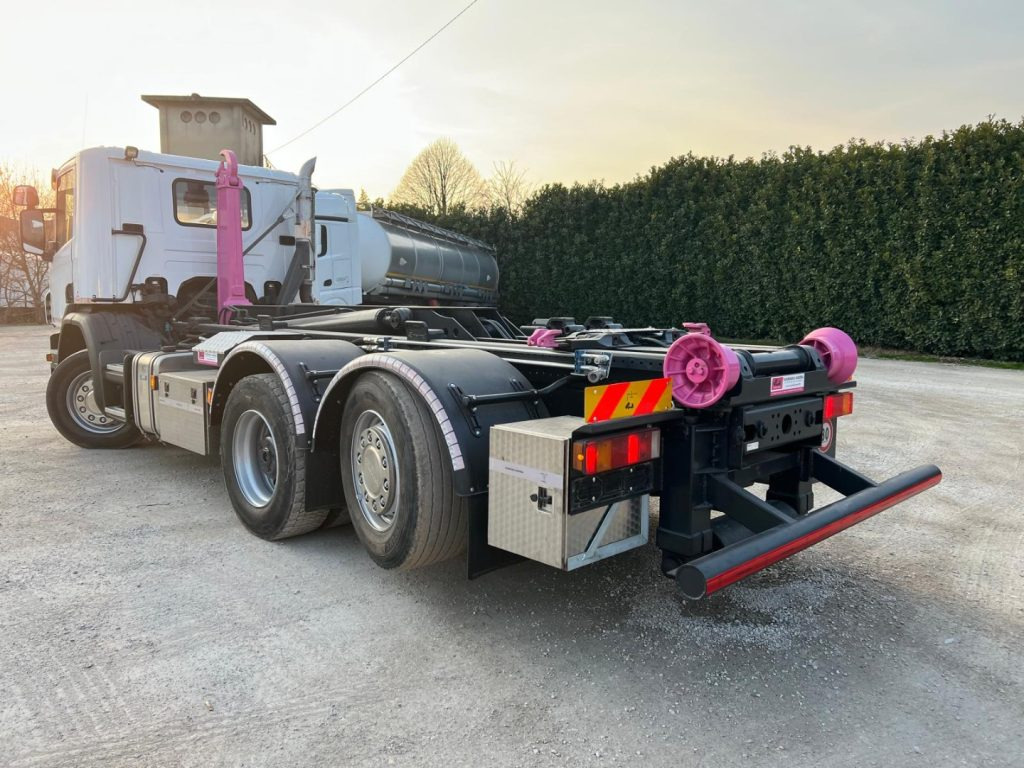 SCANIA P410 SCARRABILE CON RIDUTTORE AI MOZZI - Horgos rakodó teherautó: 4 kép. SCANIA P410 SCARRABILE CON RIDUTTORE AI MOZZI - Horgos rakodó teherautó: 4 kép.