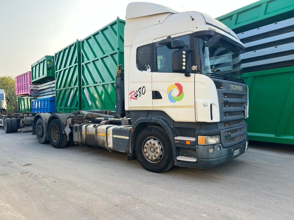 SCANIA R480 USATO SCARRABILE 6X2 - Horgos rakodó teherautó: 2 kép. SCANIA R480 USATO SCARRABILE 6X2 - Horgos rakodó teherautó: 2 kép.