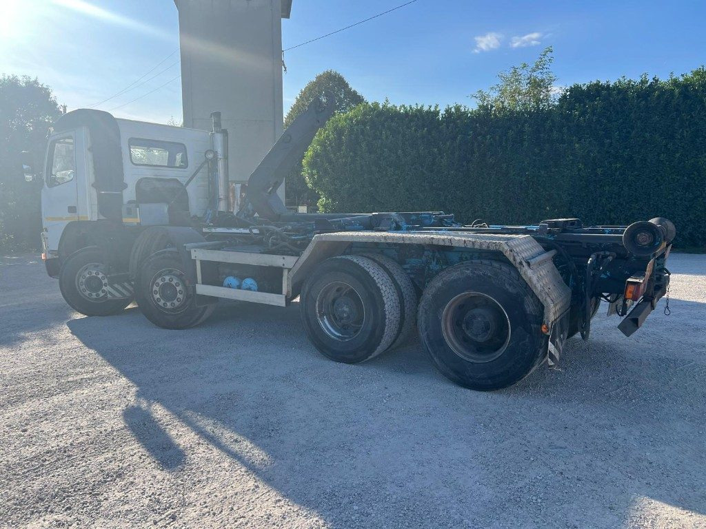 VOLVO FM12 SCARRABILE - Horgos rakodó teherautó: 2 kép. VOLVO FM12 SCARRABILE - Horgos rakodó teherautó: 2 kép.