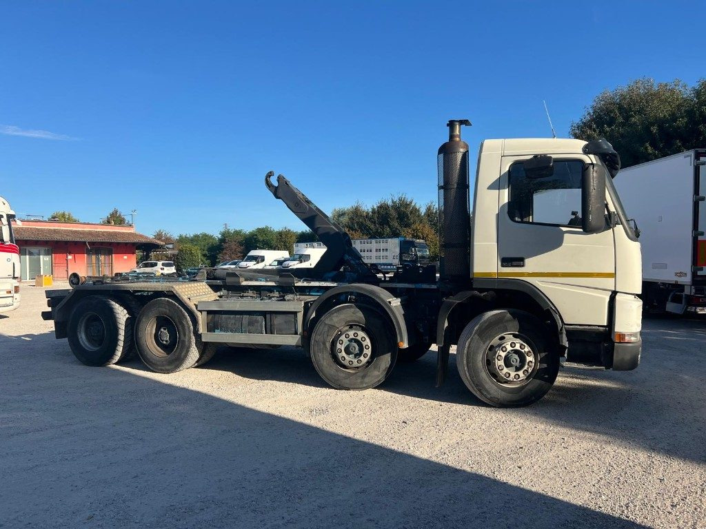 VOLVO FM12 SCARRABILE - Horgos rakodó teherautó: 4 kép. VOLVO FM12 SCARRABILE - Horgos rakodó teherautó: 4 kép.