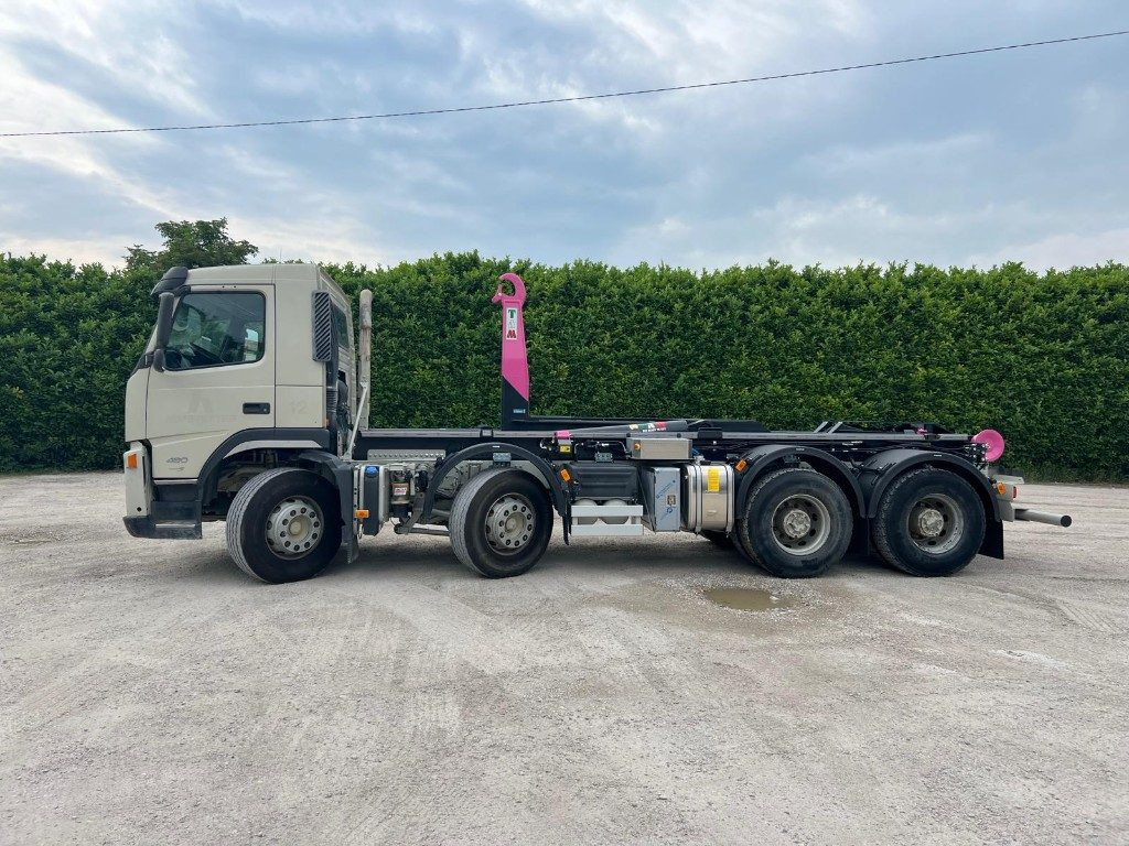 VOLVO FM480 SCARRABILE 8X4 - Horgos rakodó teherautó: 2 kép. VOLVO FM480 SCARRABILE 8X4 - Horgos rakodó teherautó: 2 kép.