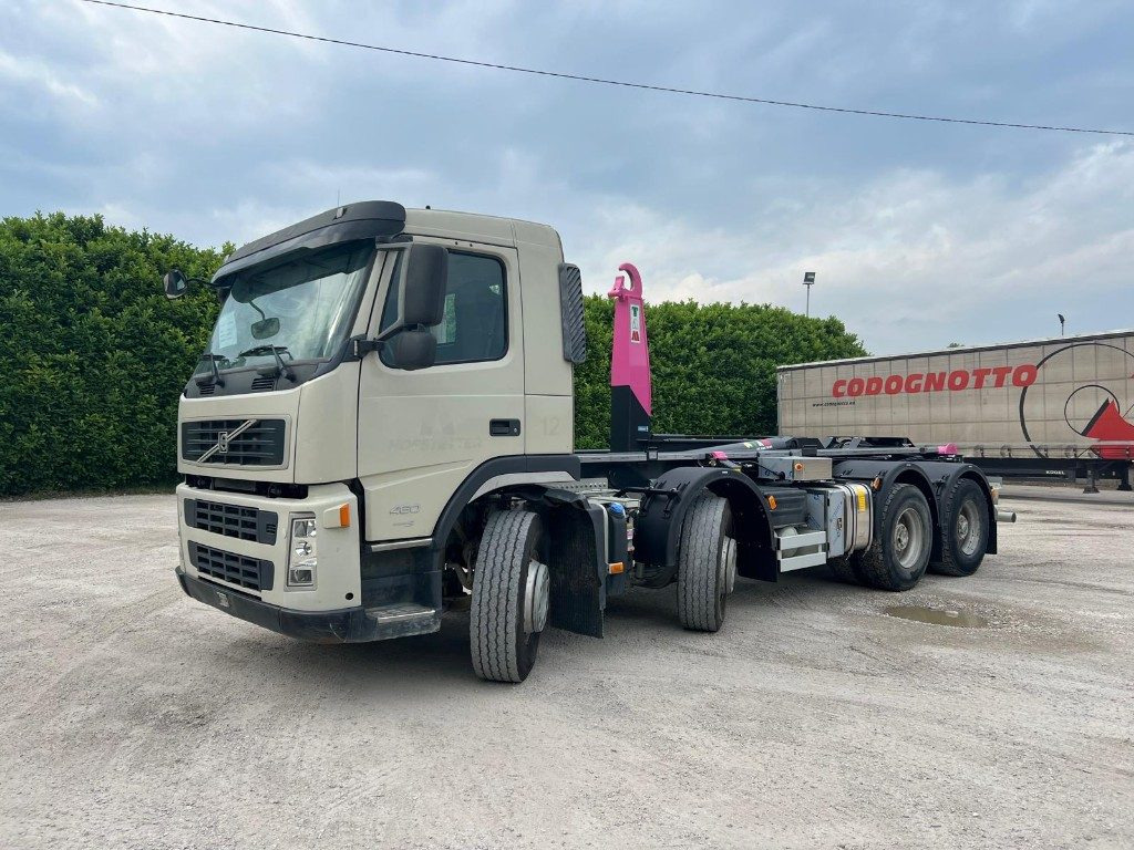 VOLVO FM480 SCARRABILE 8X4 - Horgos rakodó teherautó: 1 kép. VOLVO FM480 SCARRABILE 8X4 - Horgos rakodó teherautó: 1 kép.