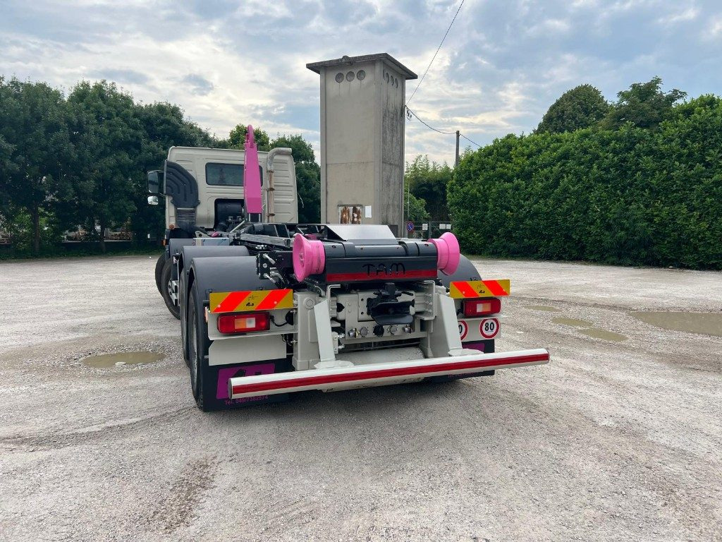 VOLVO FM480 SCARRABILE 8X4 - Horgos rakodó teherautó: 4 kép. VOLVO FM480 SCARRABILE 8X4 - Horgos rakodó teherautó: 4 kép.