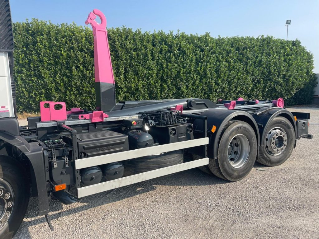 VOLVO FM9 SCARRABILE - Horgos rakodó teherautó: 4 kép. VOLVO FM9 SCARRABILE - Horgos rakodó teherautó: 4 kép.