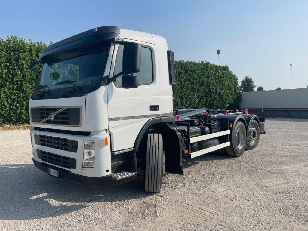 VOLVO FM9 SCARRABILE - Horgos rakodó teherautó: 1 kép. VOLVO FM9 SCARRABILE - Horgos rakodó teherautó: 1 kép.
