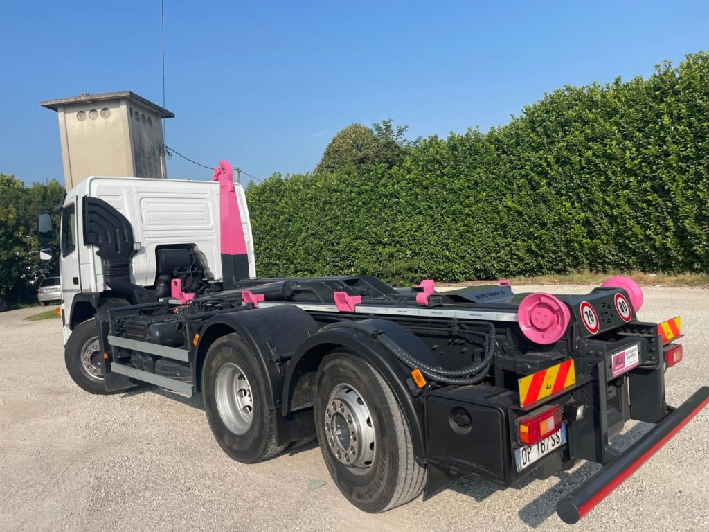 VOLVO FM9 SCARRABILE - Horgos rakodó teherautó: 5 kép. VOLVO FM9 SCARRABILE - Horgos rakodó teherautó: 5 kép.
