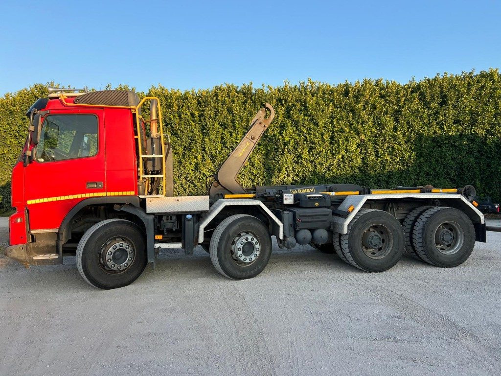 VOLVO FMX460 SCARRABILE 8X4 - Horgos rakodó teherautó: 2 kép. VOLVO FMX460 SCARRABILE 8X4 - Horgos rakodó teherautó: 2 kép.