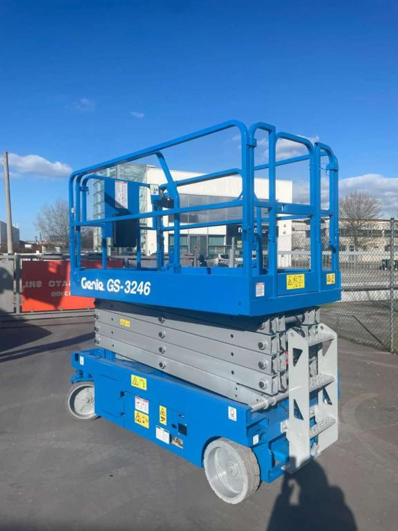 Genie GS-3246 - Ollós emelő: 3 kép. Genie GS-3246 - Ollós emelő: 3 kép.