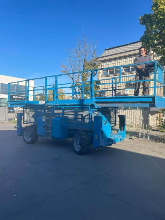 Genie GS-4390 - Ollós emelő: 2 kép. Genie GS-4390 - Ollós emelő: 2 kép.