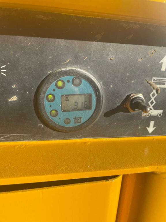 Haulotte COMPACT 10N - Ollós emelő: 2 kép. Haulotte COMPACT 10N - Ollós emelő: 2 kép.