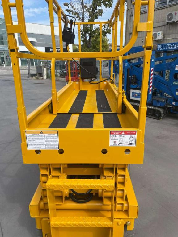 Haulotte COMPACT 10N - Ollós emelő: 3 kép. Haulotte COMPACT 10N - Ollós emelő: 3 kép.