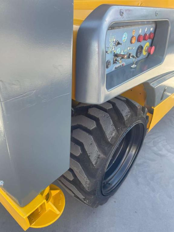 Haulotte COMPACT 12DX - Ollós emelő: 5 kép. Haulotte COMPACT 12DX - Ollós emelő: 5 kép.