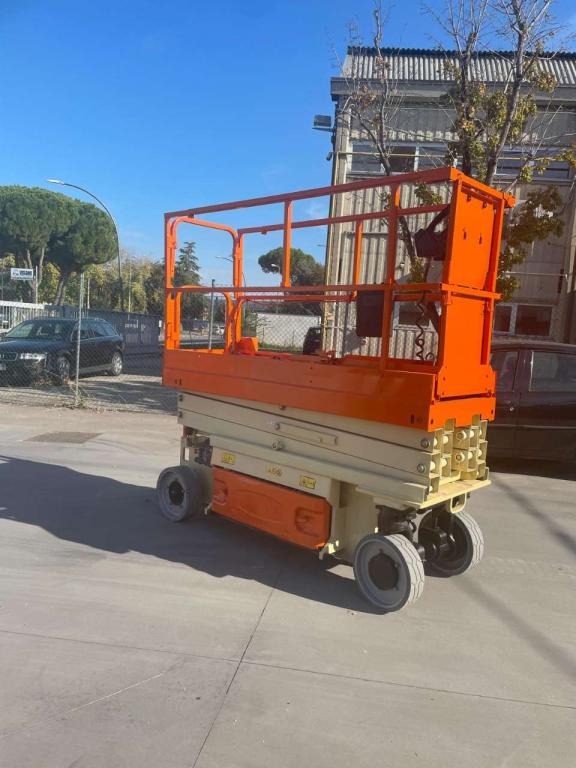 JLG 2032ES - Ollós emelő: 3 kép. JLG 2032ES - Ollós emelő: 3 kép.