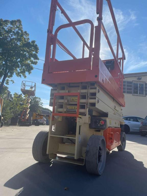 JLG 2032ES - Ollós emelő: 4 kép. JLG 2032ES - Ollós emelő: 4 kép.