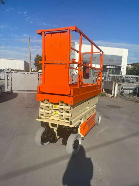 JLG 2032ES - Ollós emelő: 2 kép. JLG 2032ES - Ollós emelő: 2 kép.