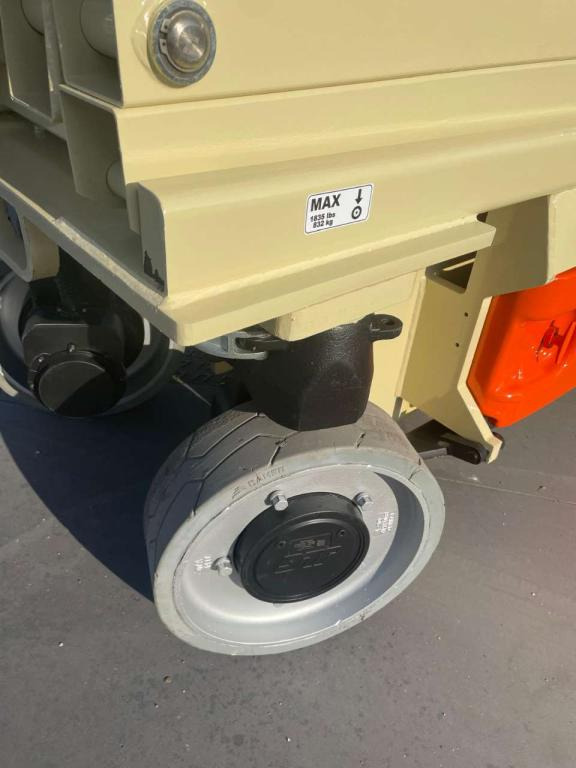 JLG 2632ES - Ollós emelő: 3 kép. JLG 2632ES - Ollós emelő: 3 kép.