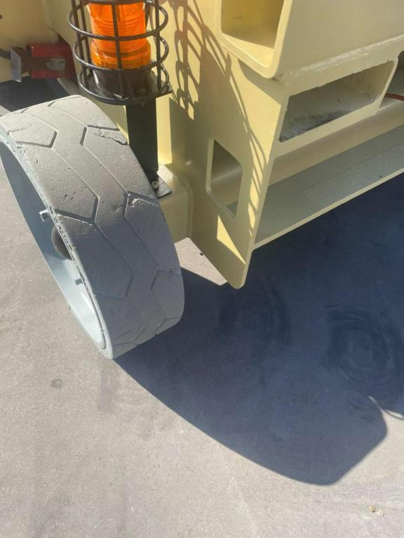JLG 3246ES - Ollós emelő: 3 kép. JLG 3246ES - Ollós emelő: 3 kép.