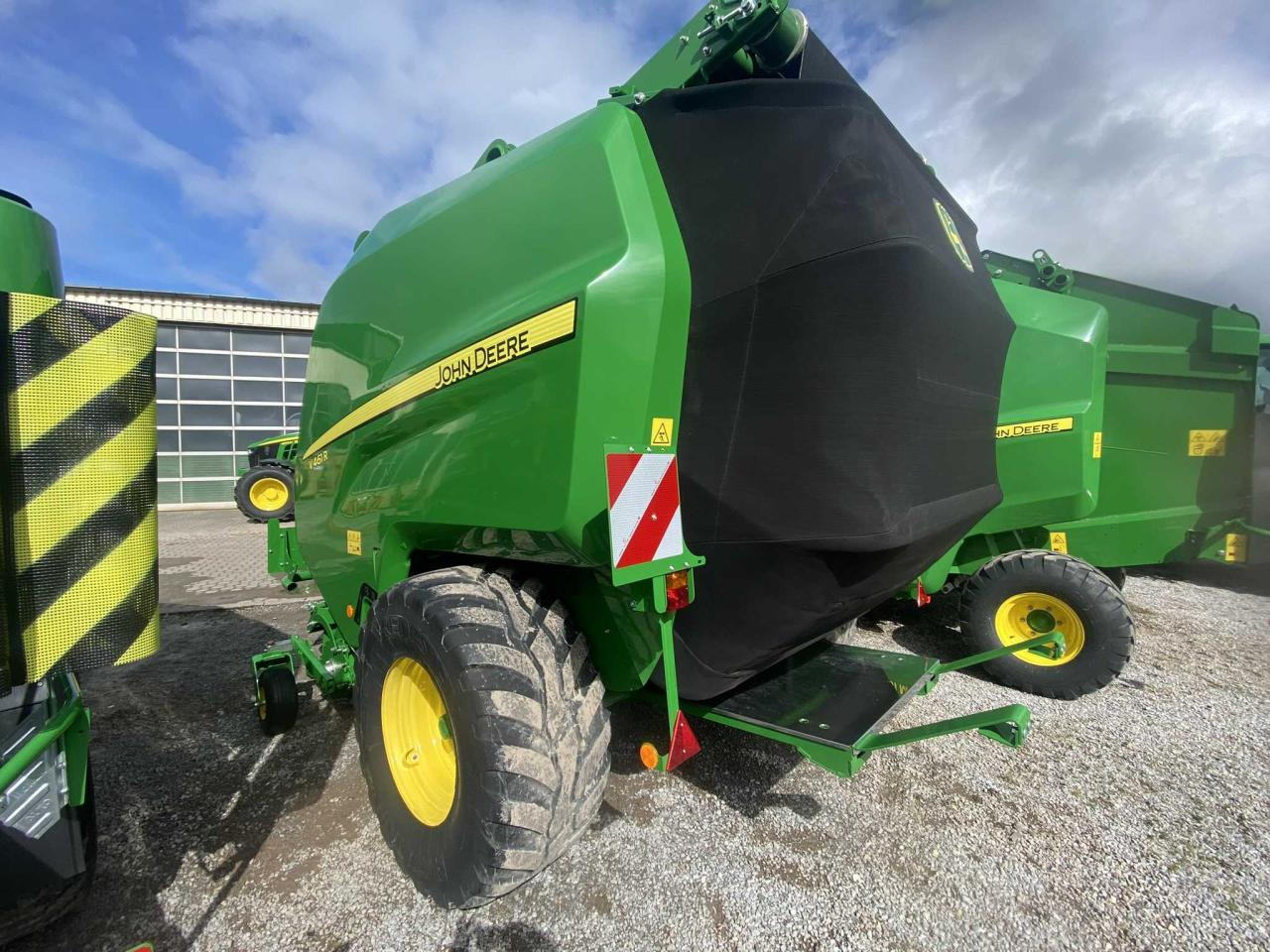 John Deere V461 R - 671 Bunde - Bálázó: 4 kép. John Deere V461 R - 671 Bunde - Bálázó: 4 kép.