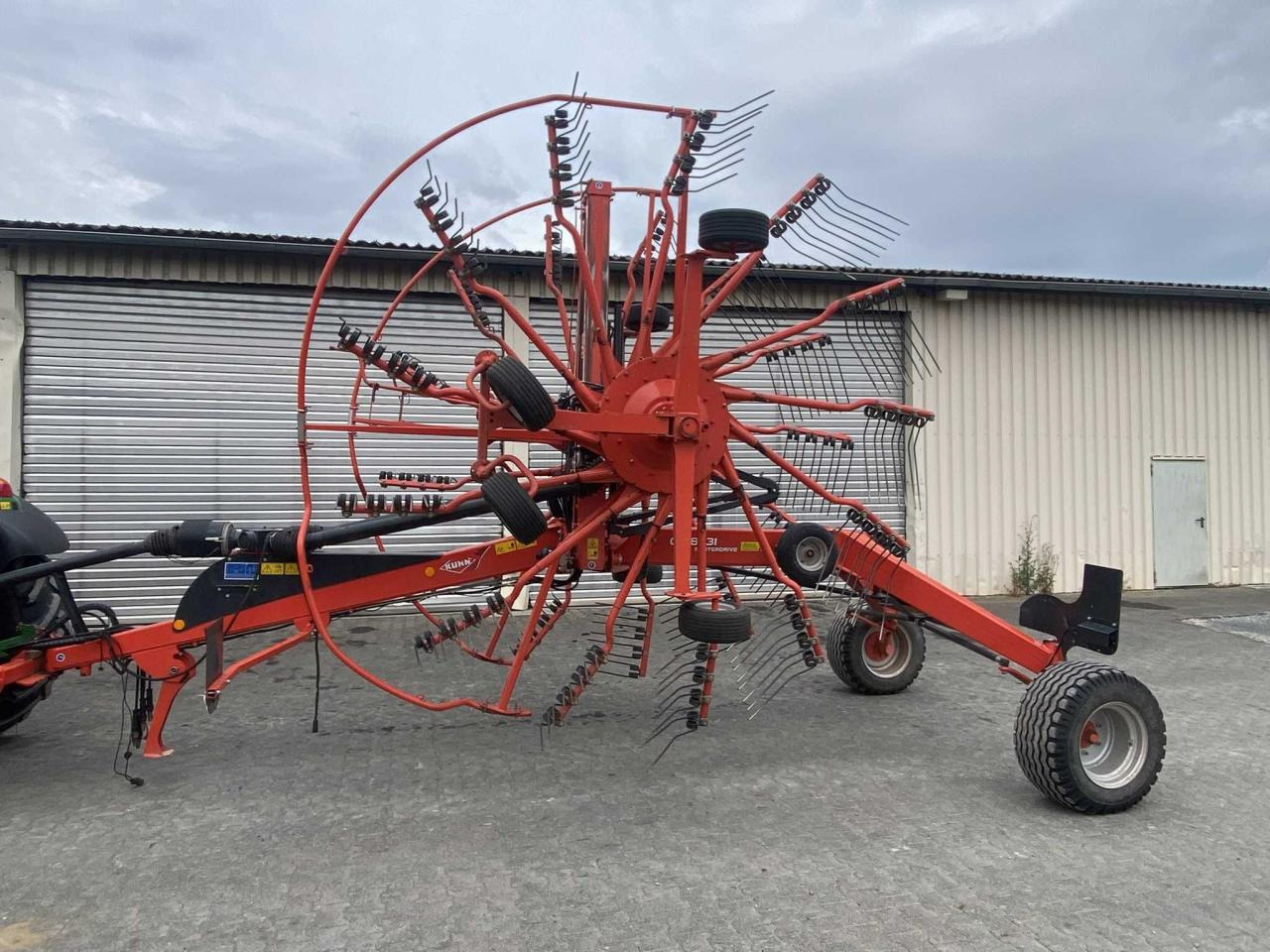 Kuhn GA 8731 - Szénaforgató: 1 kép. Kuhn GA 8731 - Szénaforgató: 1 kép.