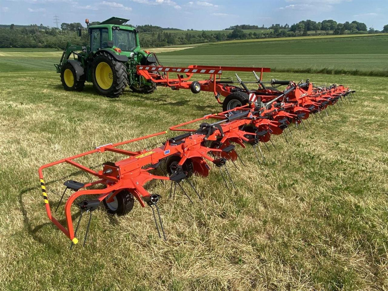 Kuhn GF13003T - Szénaforgató: 3 kép. Kuhn GF13003T - Szénaforgató: 3 kép.