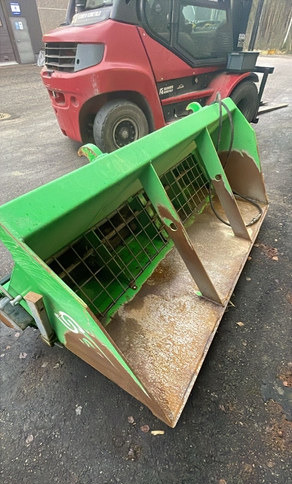 SamiHiekoituskauha - Homok-/ Sószóró: 3 kép. SamiHiekoituskauha - Homok-/ Sószóró: 3 kép.