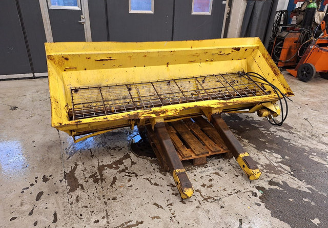 Tuppihiekotin - Homok-/ Sószóró: 2 kép. Tuppihiekotin - Homok-/ Sószóró: 2 kép.