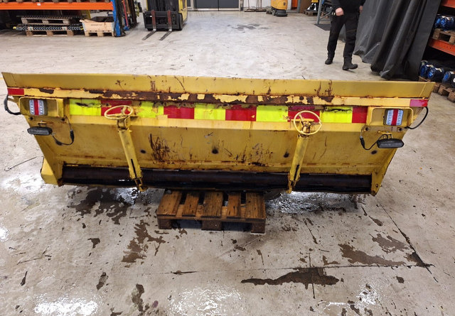 Tuppihiekotin - Homok-/ Sószóró: 1 kép. Tuppihiekotin - Homok-/ Sószóró: 1 kép.