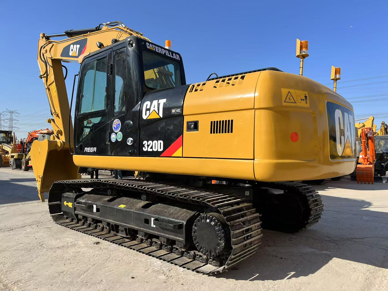 CAT 320D - Lánctalpas kotró: 1 kép. CAT 320D - Lánctalpas kotró: 1 kép.