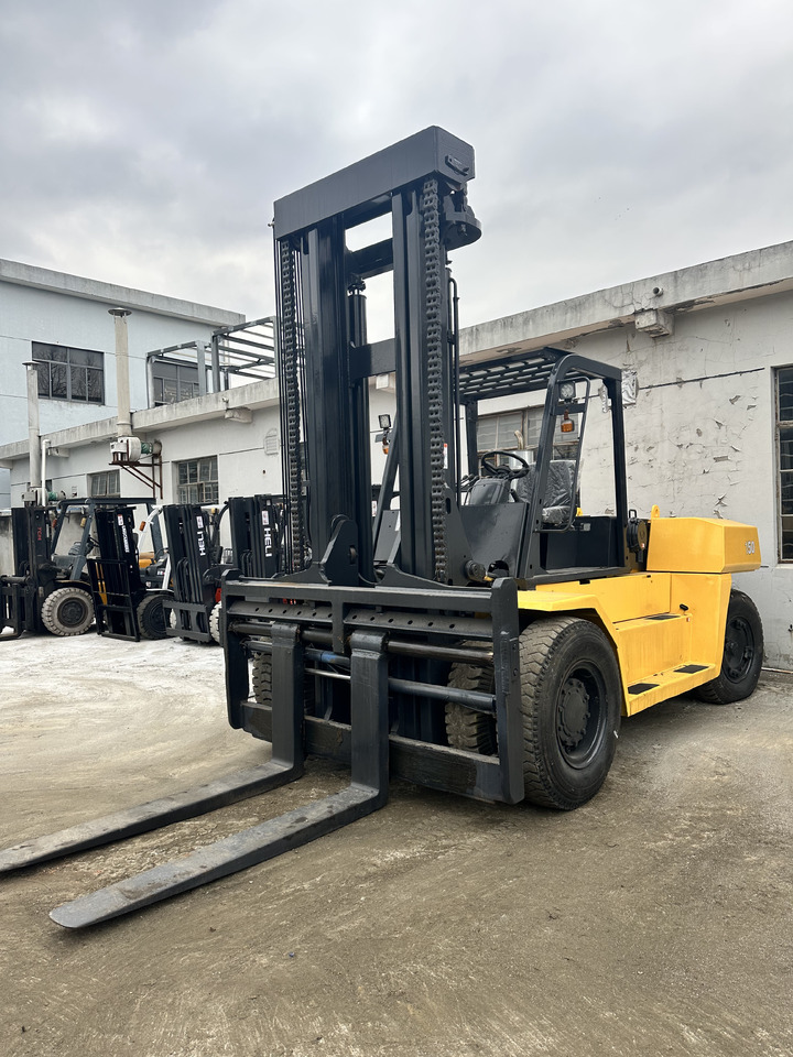 KOMATSU FD150 FD100 FD30 FD50 FD80 3Ton 5ton 8ton 10ton 15ton 16ton 20ton komatsu forklift - Dízel targonca: 2 kép. KOMATSU FD150 FD100 FD30 FD50 FD80 3Ton 5ton 8ton 10ton 15ton 16ton 20ton komatsu forklift - Dízel targonca: 2 kép.
