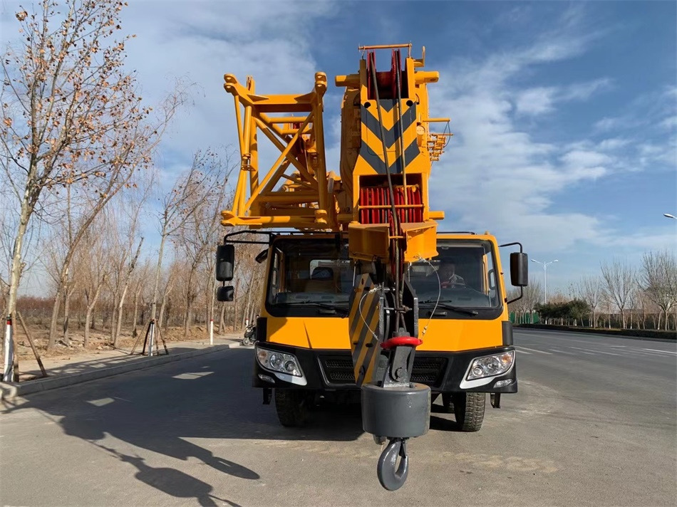 XCMG QY100K 100 ton truck crane - Autódaru: 2 kép. XCMG QY100K 100 ton truck crane - Autódaru: 2 kép.