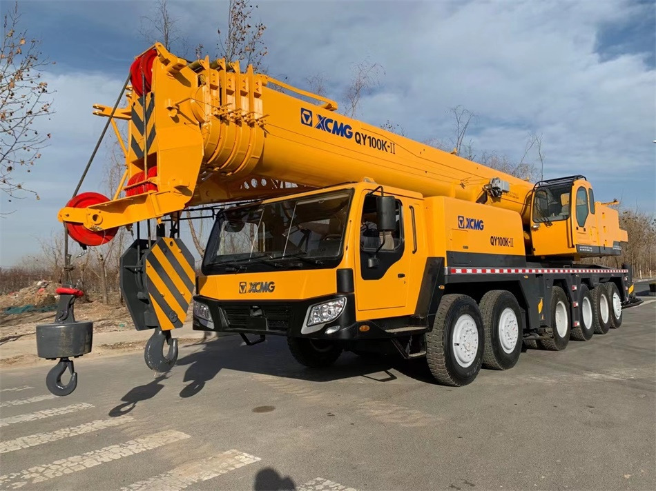 XCMG QY100K 100 ton truck crane - Autódaru: 1 kép. XCMG QY100K 100 ton truck crane - Autódaru: 1 kép.