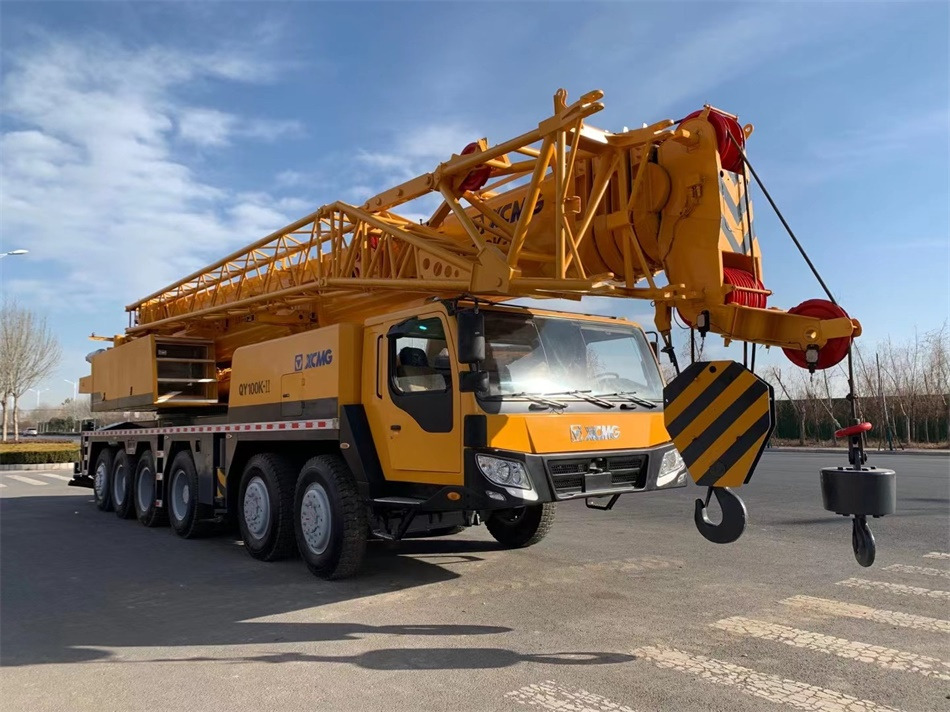 XCMG QY100K 100 ton truck crane - Autódaru: 3 kép. XCMG QY100K 100 ton truck crane - Autódaru: 3 kép.