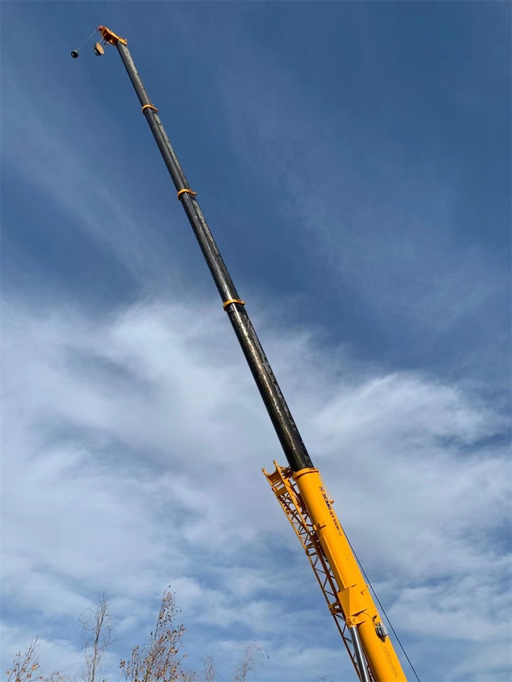 XCMG QY100K 100 ton truck crane - Autódaru: 5 kép. XCMG QY100K 100 ton truck crane - Autódaru: 5 kép.
