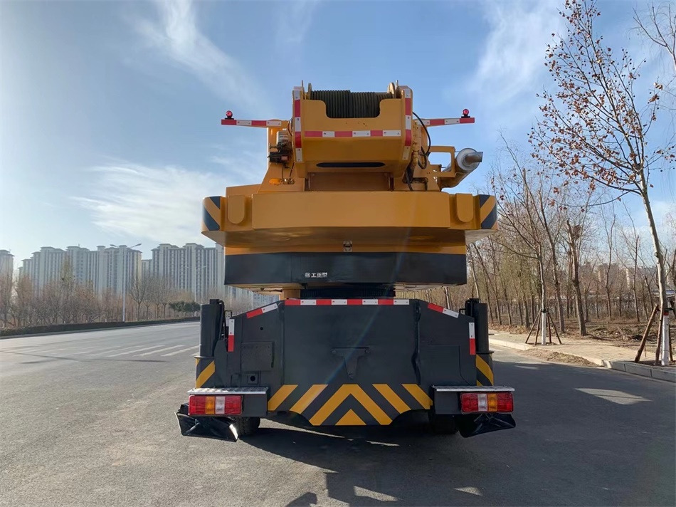 XCMG QY100K 100TON - Autódaru: 3 kép. XCMG QY100K 100TON - Autódaru: 3 kép.