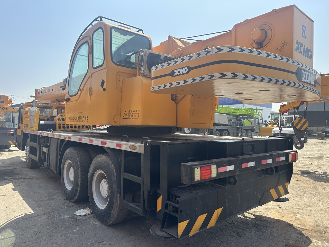 XCMG QY25K 25 ton truck crane - Autódaru: 4 kép. XCMG QY25K 25 ton truck crane - Autódaru: 4 kép.
