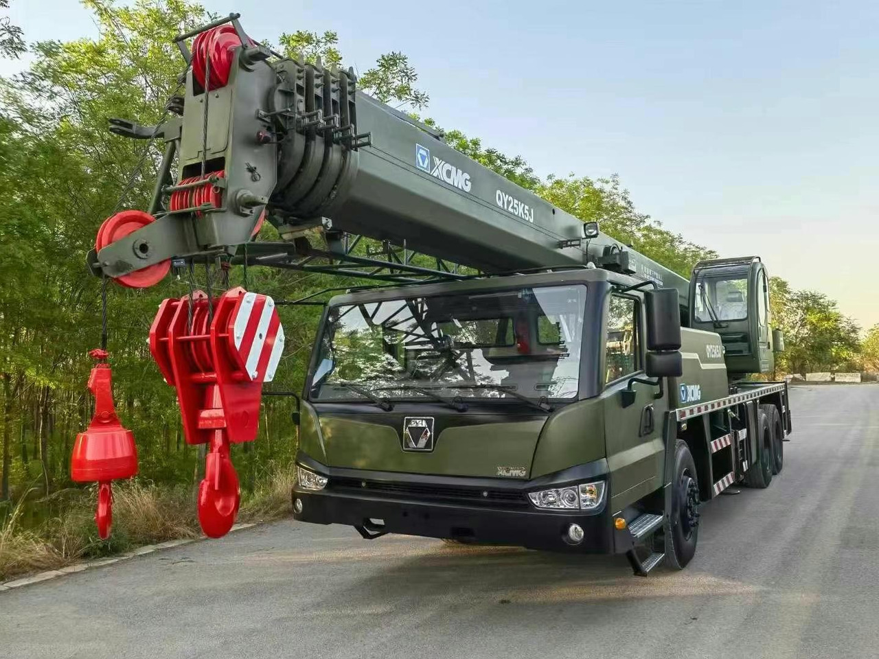 XCMG QY25K5-1 25 ton truck crane - Autódaru: 1 kép. XCMG QY25K5-1 25 ton truck crane - Autódaru: 1 kép.
