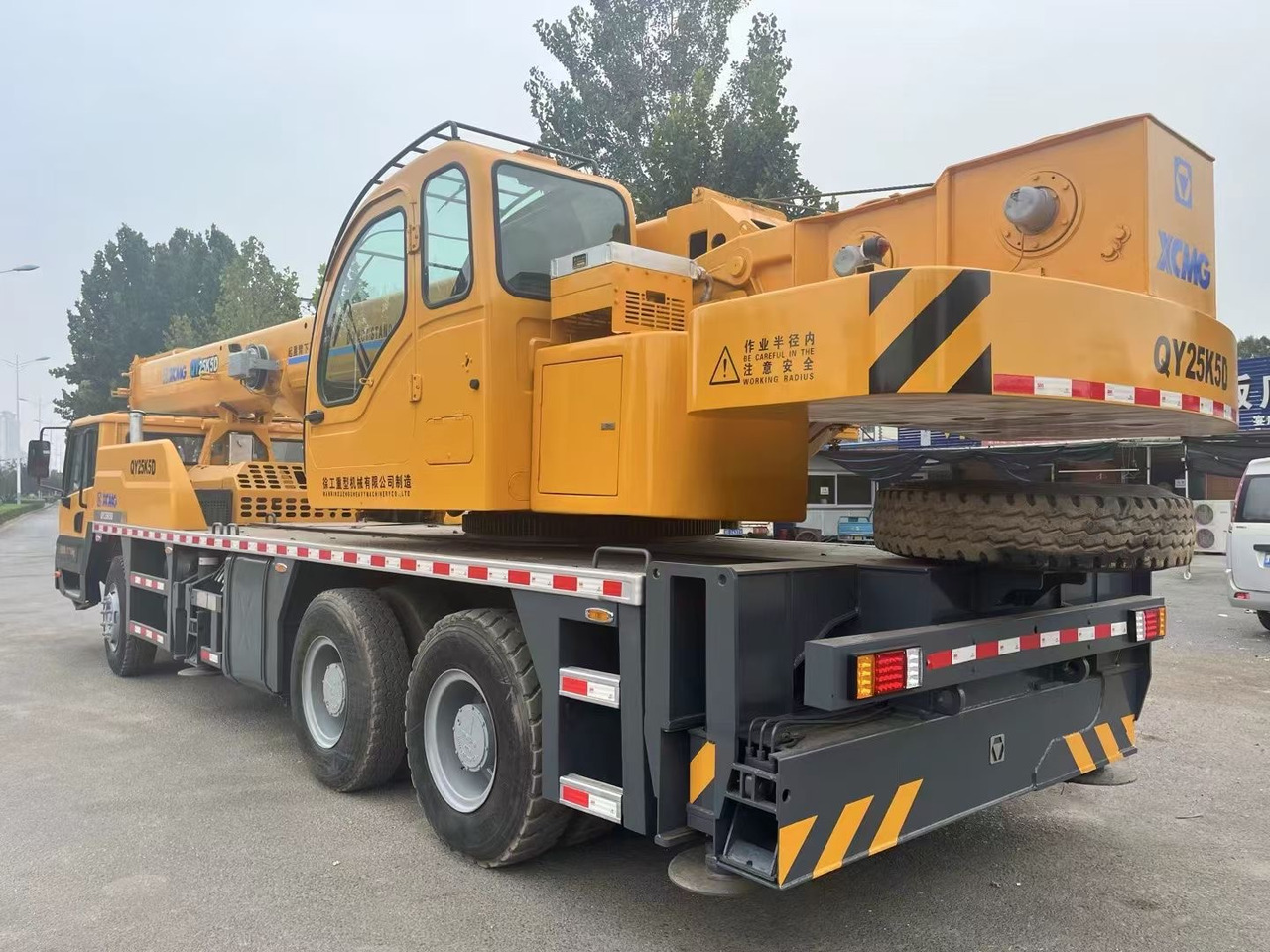 XCMG QY25K5D QY25K5C QY25K5-1 25 TON TRUCK CRANE - Autódaru: 3 kép. XCMG QY25K5D QY25K5C QY25K5-1 25 TON TRUCK CRANE - Autódaru: 3 kép.