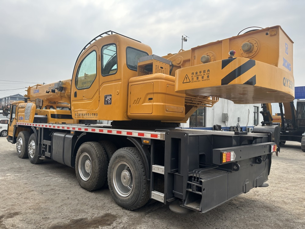 XCMG QY35K xct35l5 qy35k5c 35 ton truck crane - Autódaru: 2 kép. XCMG QY35K xct35l5 qy35k5c 35 ton truck crane - Autódaru: 2 kép.