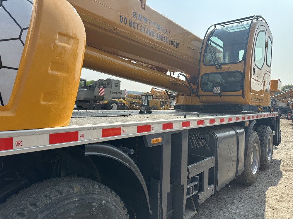 XCMG QY35K xct35l5 qy35k5c 35 ton truck crane - Autódaru: 5 kép. XCMG QY35K xct35l5 qy35k5c 35 ton truck crane - Autódaru: 5 kép.