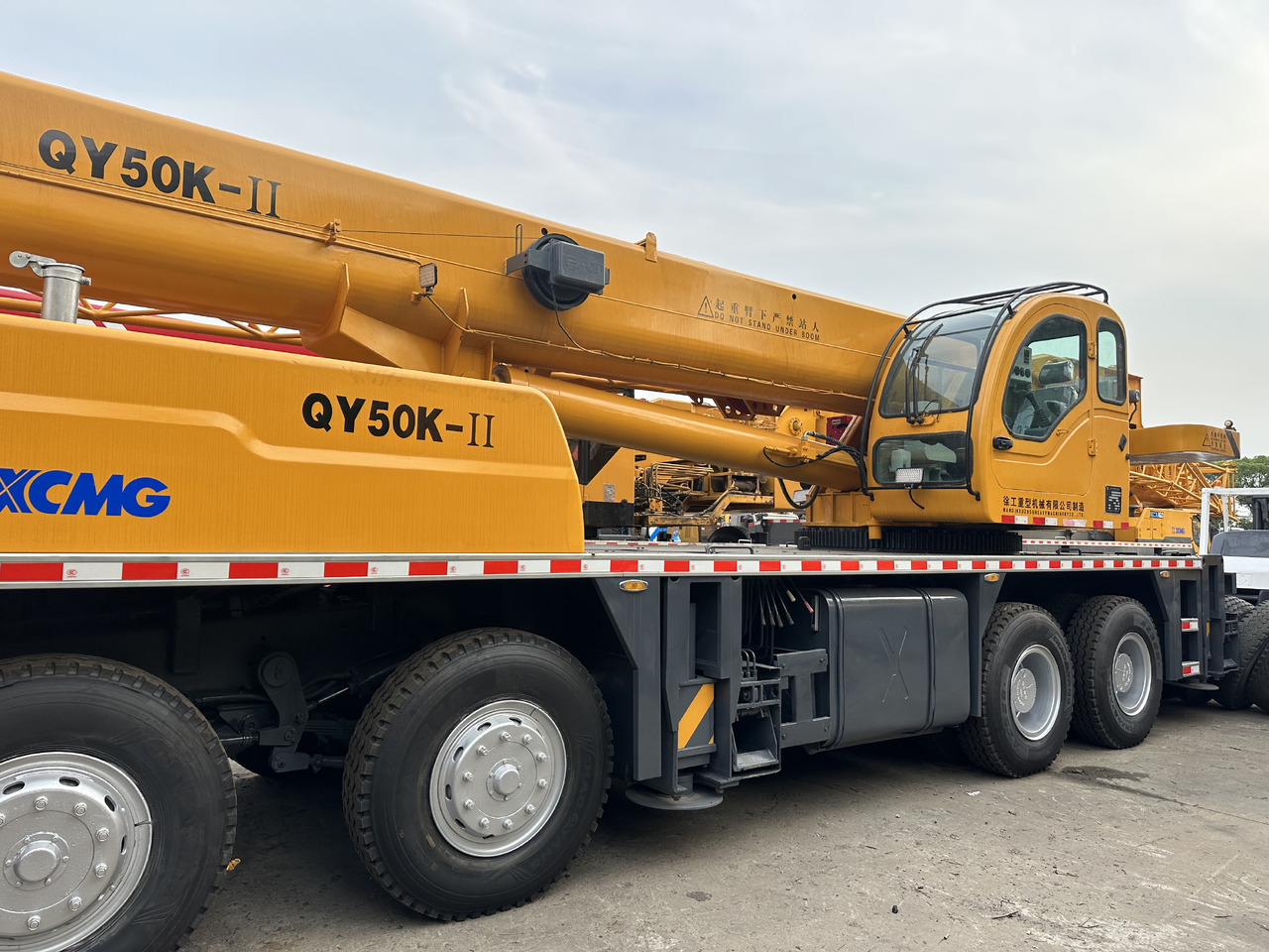 XCMG QY50K QY50K-II 50ton truck crane - Autódaru: 2 kép. XCMG QY50K QY50K-II 50ton truck crane - Autódaru: 2 kép.