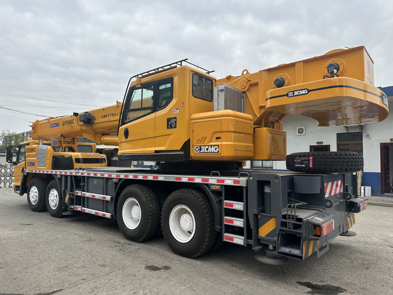 XCMG QY50KC 50 Ton 55ton 70t 100t 130t 160t 200t 240t 300t truck crane - Autódaru: 3 kép. XCMG QY50KC 50 Ton 55ton 70t 100t 130t 160t 200t 240t 300t truck crane - Autódaru: 3 kép.