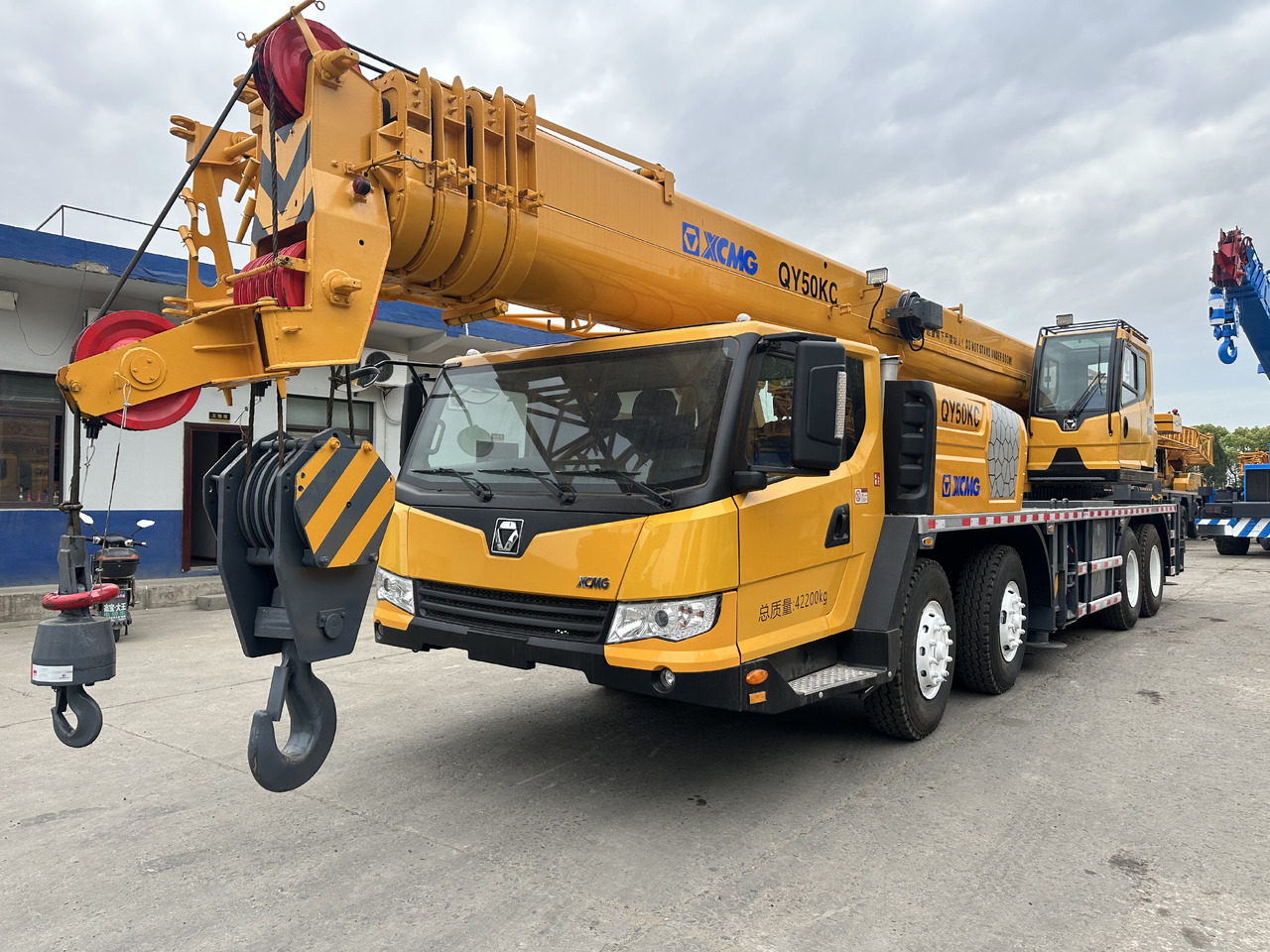 XCMG qy50kc xct55 qy55kc 50ton 55 ton 70 ton 85 ton 90 ton 100 ton 110 ton 130 ton truck crane - Autódaru: 1 kép. XCMG qy50kc xct55 qy55kc 50ton 55 ton 70 ton 85 ton 90 ton 100 ton 110 ton 130 ton truck crane - Autódaru: 1 kép.