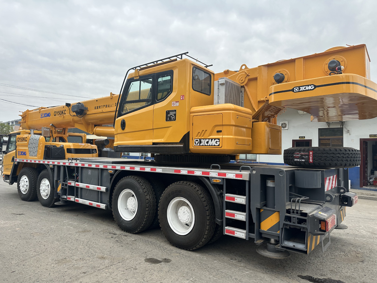 XCMG qy50kc xct55 qy55kc 50ton 55 ton 70 ton 85 ton 90 ton 100 ton 110 ton 130 ton truck crane - Autódaru: 3 kép. XCMG qy50kc xct55 qy55kc 50ton 55 ton 70 ton 85 ton 90 ton 100 ton 110 ton 130 ton truck crane - Autódaru: 3 kép.
