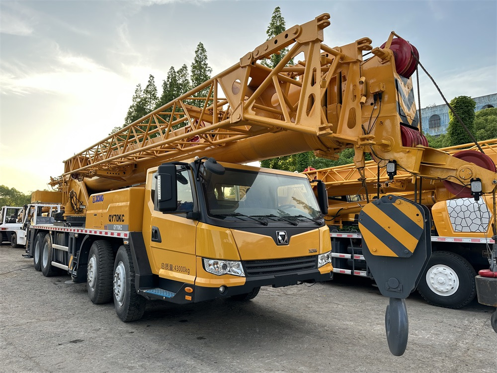 XCMG qy70kc xct75 qy75kc 70ton 75 ton 80 ton 85 ton 90 ton 100 ton 110 ton 130 ton truck crane - Autódaru: 2 kép. XCMG qy70kc xct75 qy75kc 70ton 75 ton 80 ton 85 ton 90 ton 100 ton 110 ton 130 ton truck crane - Autódaru: 2 kép.