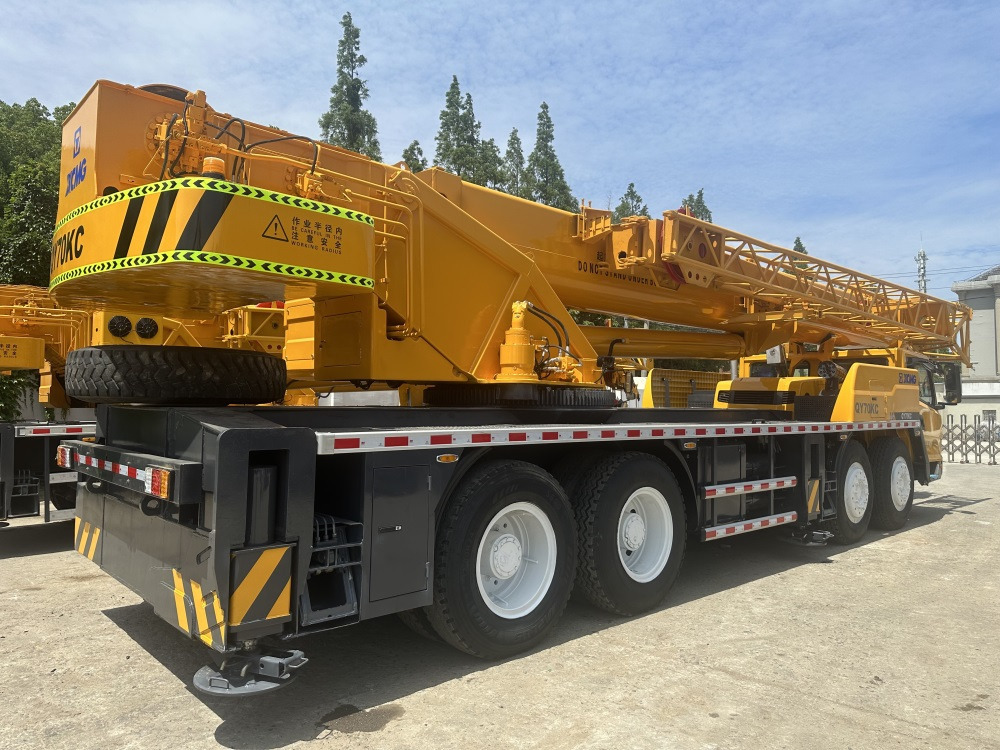 XCMG qy70kc xct75 qy75kc 75 ton truck crane - Autódaru: 4 kép. XCMG qy70kc xct75 qy75kc 75 ton truck crane - Autódaru: 4 kép.