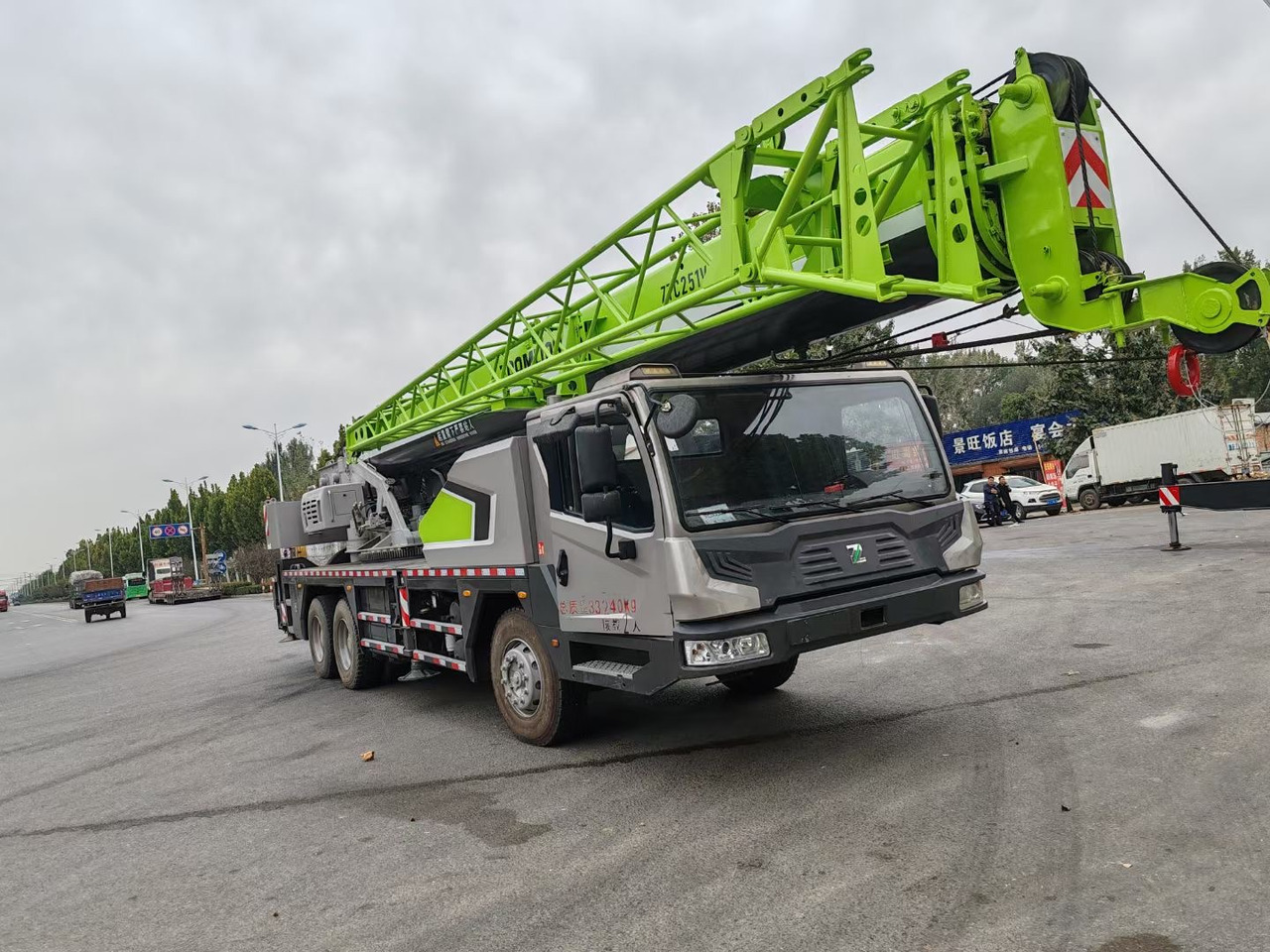 ZOOMLION ZTC251V 25 TON TRUCK CRANE - Autódaru: 2 kép. ZOOMLION ZTC251V 25 TON TRUCK CRANE - Autódaru: 2 kép.